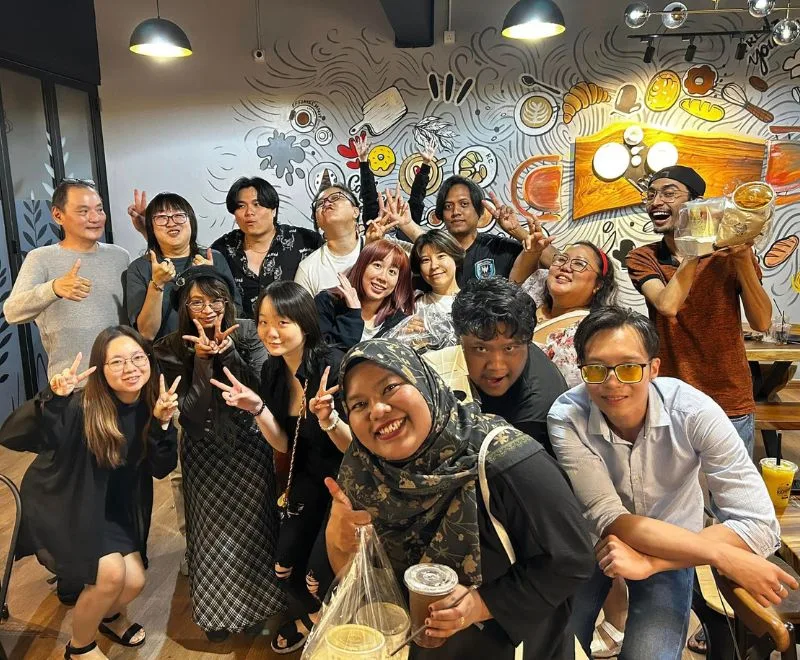 Phiên coaching cosplay tập trung — hướng dẫn một kèm một yên lặng và chú tâm