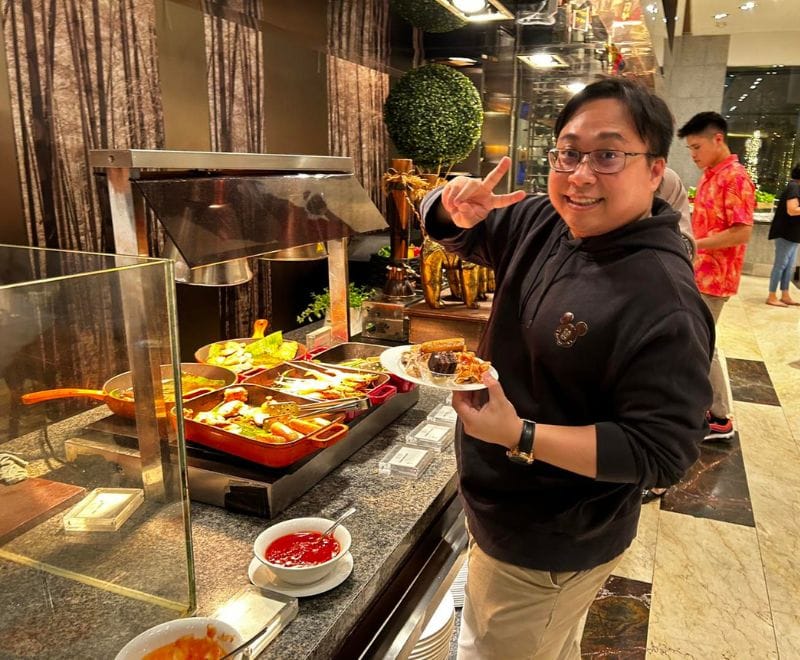 Bàn tròn WCS Malaysia 2025 — các cosplayer kiểm tra chi tiết thi công, bao gồm công việc hoàn thiện nâng trang phục từ