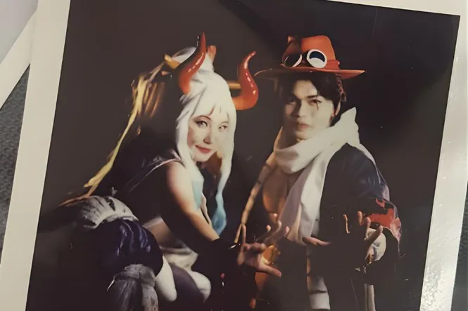 Cách hai cosplayer từ những thế giới khác nhau đoàn kết để chứng minh rằng đam mê vượt qua nền tảng, tuổi tác và nghi ngờ